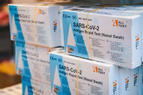 香港で売られているコロナ検査キットの箱と検査キット