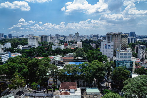 自然とビルが融合した昼のホーチミンシティの街並み