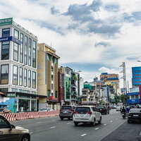 車線が多いホーチミンシティの道路の写真