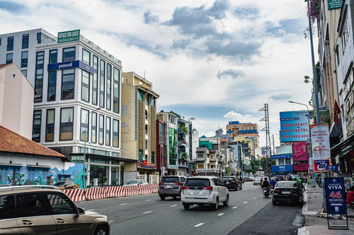車線が多いホーチミンシティの香港の道路と活発な交通の様子
