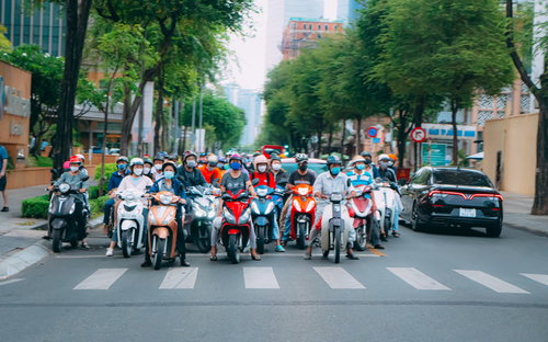 ベトナムの車道で信号待ちをする原チャリ集団