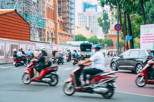 颯爽と原チャで走り抜けるベトナムの車道・信号待ちの交通風景