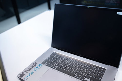 カメラ機能が起動したノートパソコンでオンライン会議中