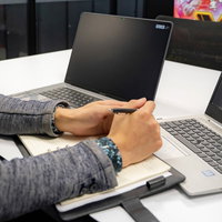 リモートでeスポーツ関連の打ち合わせを進める男性の写真