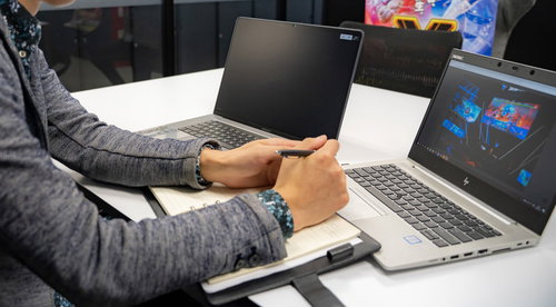 リモートでeスポーツ関連の打ち合わせを進める男性