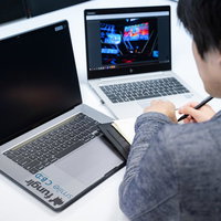 録音可能なリモート会議でもメモを欠かさない会社員の鏡の写真