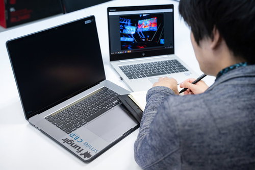 録音可能なリモート会議でもメモを欠かさない会社員の鏡