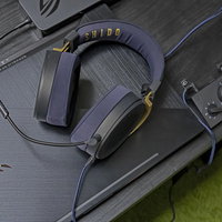 ROGのゲーミングノートとSHIDOのゲーミングヘッドセットの写真