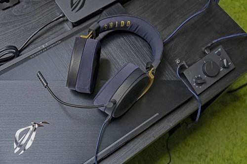 ROGのゲーミングノートとSHIDOのゲーミングヘッドセット