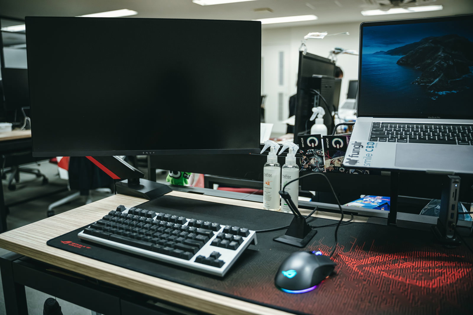 ROGゲーミングデバイスが並ぶデスクセットアップ