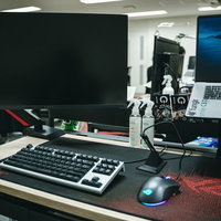 モニターアームを取り付けて快適なデスク周りが完成したの写真