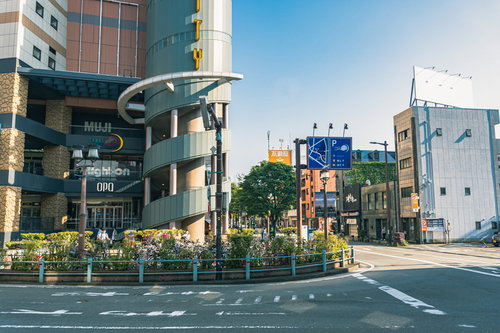 キャナルシティ博多前の車道交差点と横断歩道
