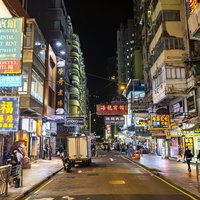 人が減ってきた夜の旺角（香港）の繁華街の風景の写真