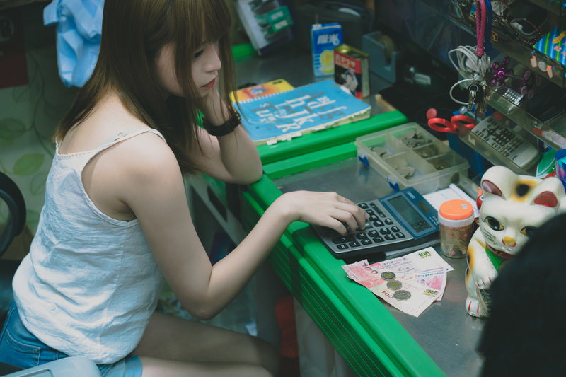レジ作業をする店員（時給で働く人のイメージ）