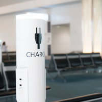 空港ターミナルの充電スペースの写真