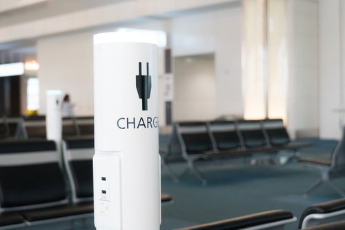 空港ターミナルの充電スペース