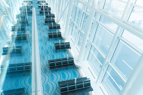 羽田空港ターミナル内の透明ガラスベンチと待合スペース