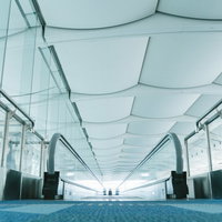 羽田空港の白い動く歩道とエスカレーター施設の写真