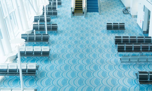 羽田空港のターミナル内に配置された黒いベンチ