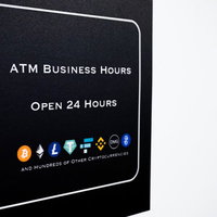 24時間営業のビットコインATM表示画面の写真