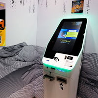ビットコインのATM操作画面と営業時間表示の写真