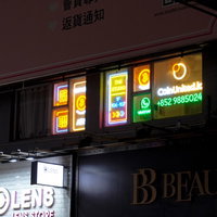 海外の煌びやかなネオン看板が並ぶ夜の商業施設の写真