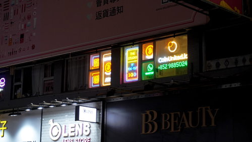 海外の煌びやかなネオン看板が並ぶ夜の商業施設