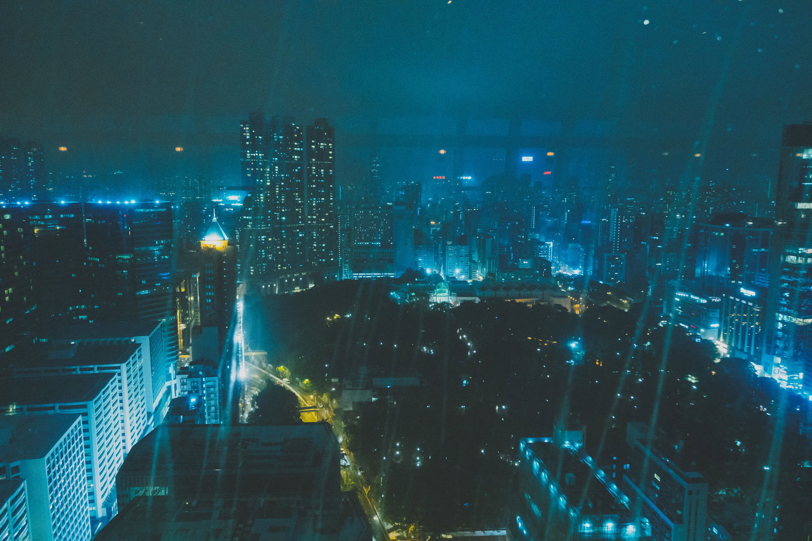 雨に濡れたガラス窓越しに見る尖沙咀の夜景