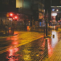 雨に濡れた尖沙咀の街並み夜景 香港の都市風景の写真