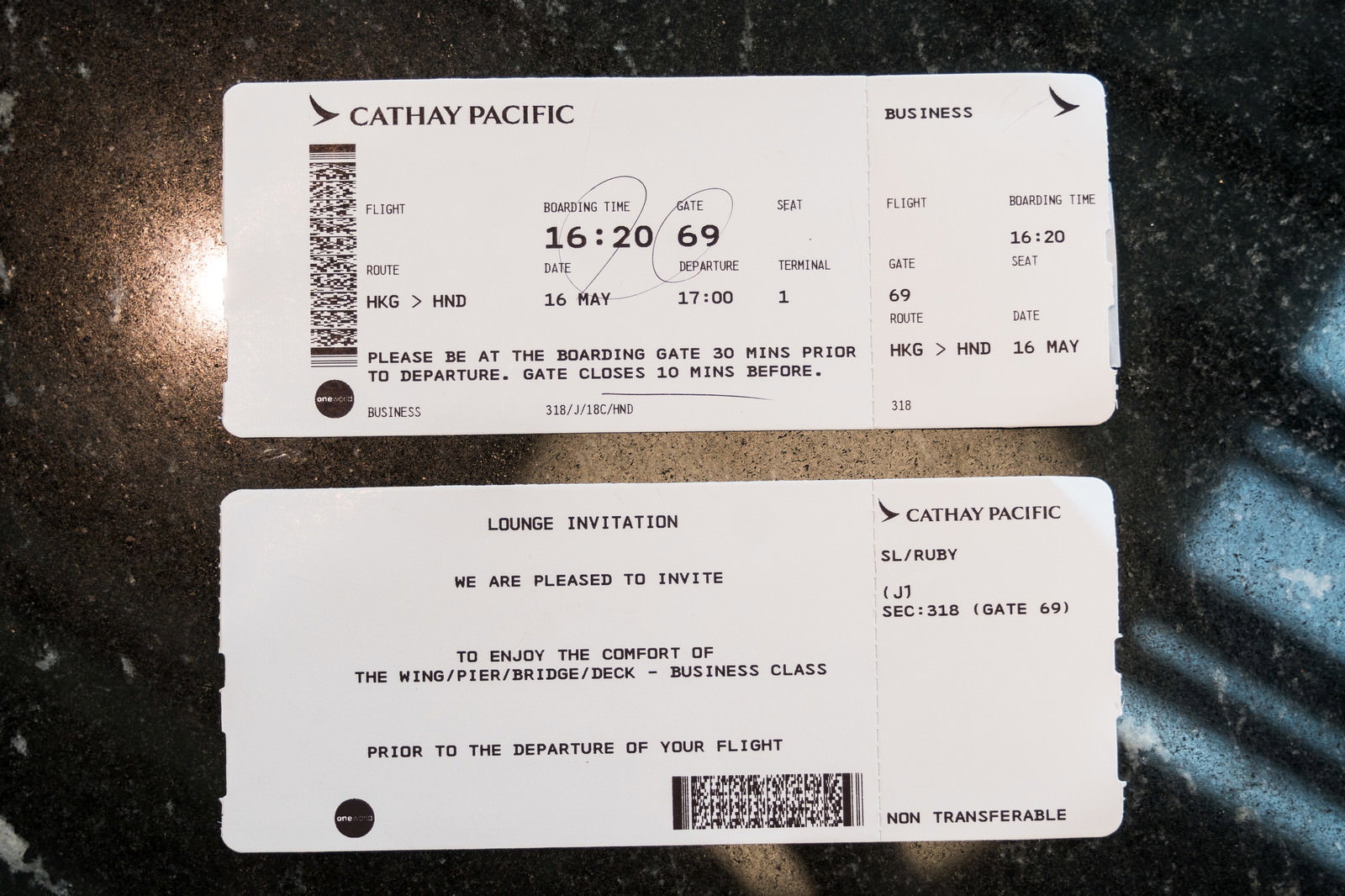 テーブルの上に置かれた2枚の搭乗券とチケット