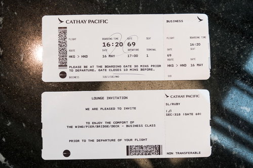 搭乗を控えてテーブルに置いた搭乗券とチケット