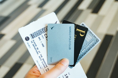 搭乗手続き後、ラウンジでくつろぐビジネスクラス利用者の搭乗券