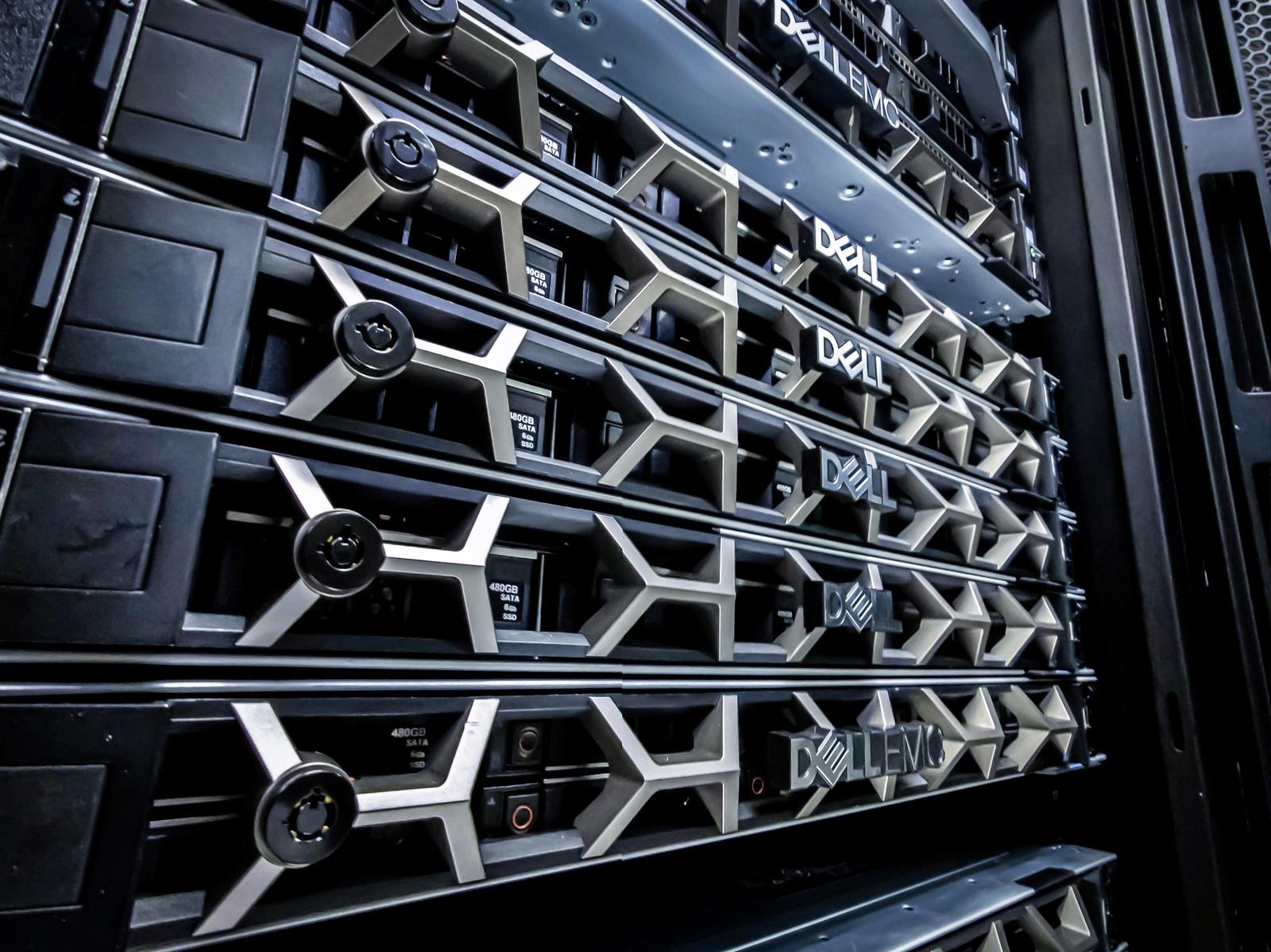 データセンターのラック棚に複数のDellサーバが段積みされている
