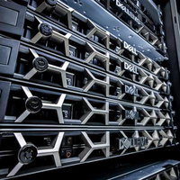 データセンターのラック棚に並列設置されたDellサーバ群の写真