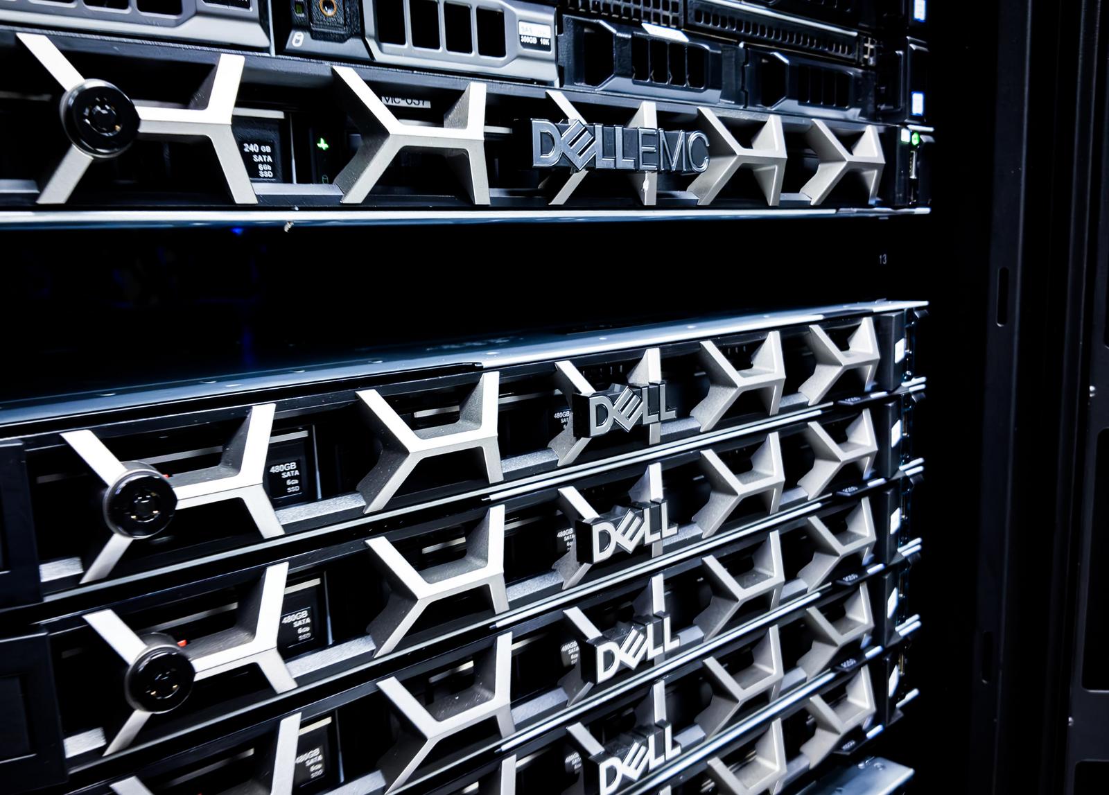 黒いラックに積み重ねられたDellのサーバー機器が並ぶ