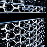 オンプレ大好きマンが新しくラックに格納したDellのサーバー群の写真