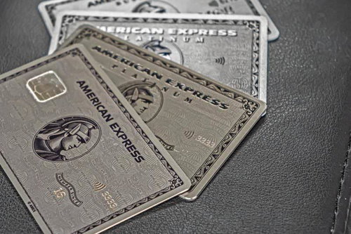 できる男は4枚のアメックスプラチナカードを持つ