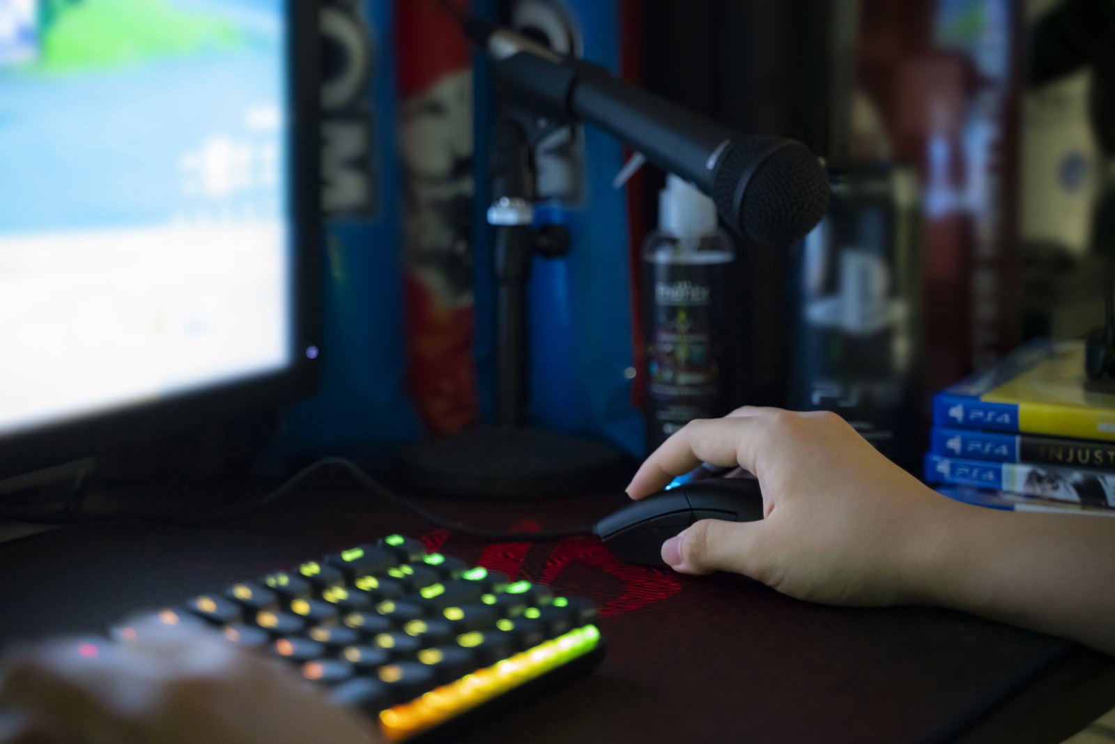デスクトップでPCゲームをプレイしている手元の様子