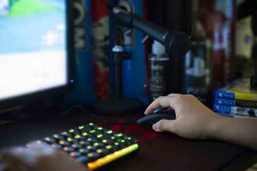 デスクトップでPCゲームをするゲーマーの手元