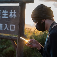 位置情報ゲームをプレイする観光地の男性の夕方の風景の写真