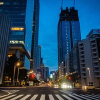高層ビルに囲まれた夜の鍛冶橋交差点の都市夜景の写真
