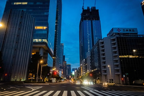 高層ビルに囲まれた夜の鍛冶橋交差点の都市夜景