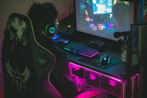 eスポーツプレイヤーのゲーム画面を見ながらレクチャーするプロゲーマー