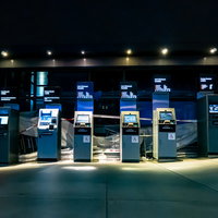 深夜の人気のないHSBC本店に並ぶATMと仮想通貨対応機の写真