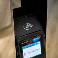 クレジットカードのタッチ決済に対応した決済端末の写真