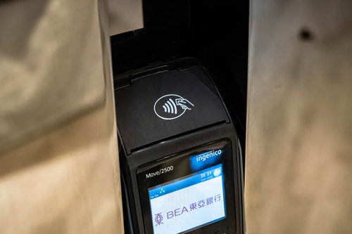 クレジットカードのタッチ決済に対応した決済端末