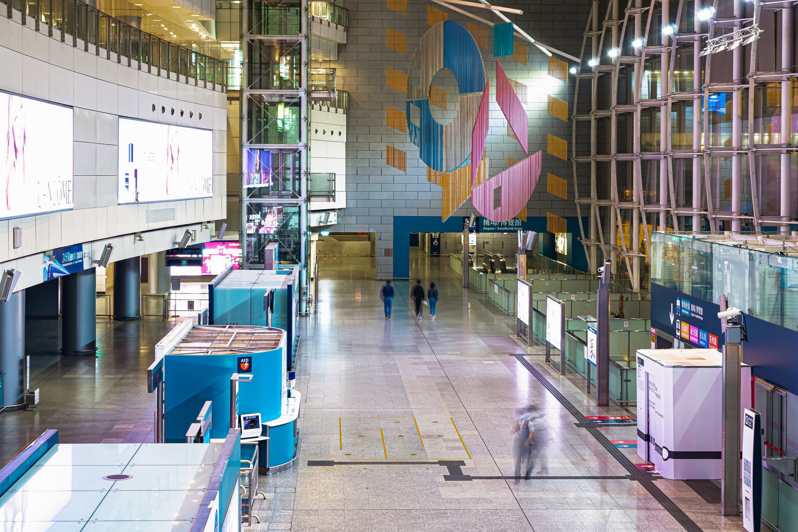 閑散とした香港駅構内のチェックインカウンター周辺の様子