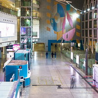 コロナ禍で閑散としているチェックインカウンターのある香港駅構内の写真