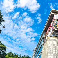 香港の彌敦道にあるショッピングモールと青空の街並みの写真