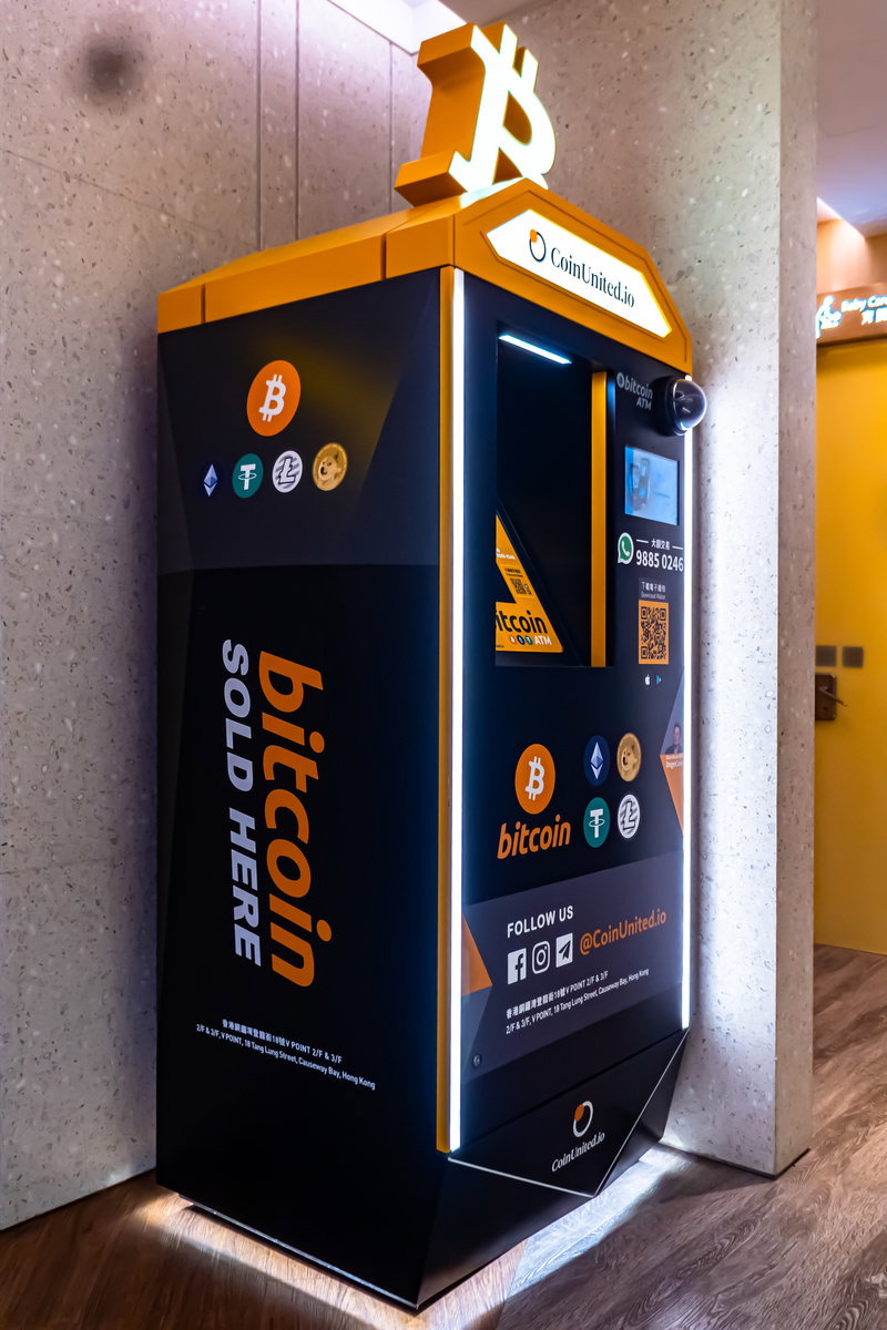 ショッピングモールに設置されたオレンジと黒のビットコイン自動販売機
